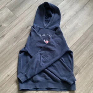 Gant hoodie  - Mörkblå Gant hoodie. Bra skick.  