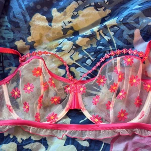 Balconette bh - Helt ny, oanvänd (endast testad) balconettebh från Intimissimi  Strl 85C Jättesöt men tyvärr för stor för mig 