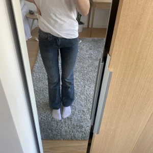 Jeans - Säljer mina så snygga jeans som är köpta second hand i Köpenhamn då de sitter lite för tajt! (Nypris 500kr) jeansen är lågmidjade och raka i modellen (Jag är ca 172 cm lång)