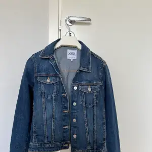 Jättesnygg jeans jacka från zara🥰 Säljer den då den är för liten för mig, det är storlek S💕🫶🏻320kr inklusive frakt💕