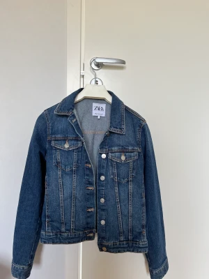  jeans jacka från zara - Jättesnygg jeans jacka från zara🥰 Säljer den då den är för liten för mig, det är storlek S💕🫶🏻320kr inklusive frakt💕