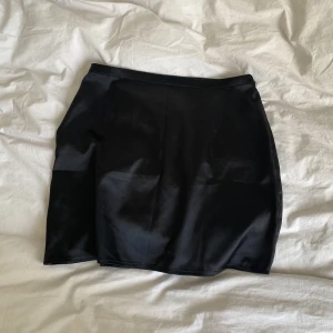 Sidenkjol - Svart sidenkjol, strl 36💕