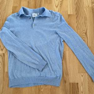 Ljusblå stickad tröja från Bläck. Använd ett fåtal gånger, mycket fint skick. Storlek S.