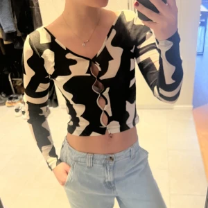 Festtopp - Säljer denna sjukt snygga festtopp i svart och vitt, snålt använd 