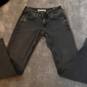 Säljer de här jätte trendiga och snygga Jensen från Peppe jeans. Skulle så gärna vilja ha kvar dem men tyvär är de för små för mig men så fina. 
