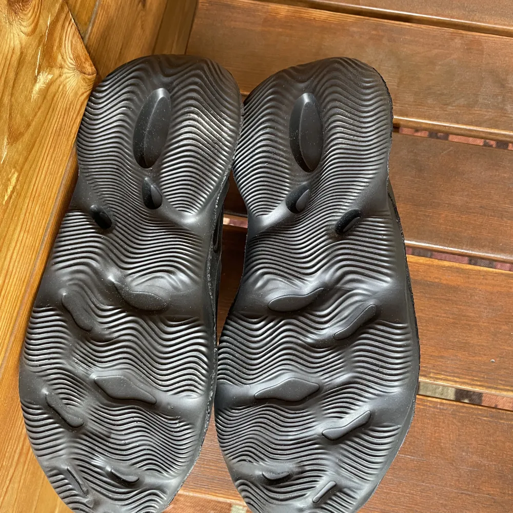 Ett par skor köpta i Marocko, säljer pga fel storlek (de är små i storleken). Helt oanvända r3ps. Köpare hämtar eller får hem via frakt, kontakta för mer info.. Skor.