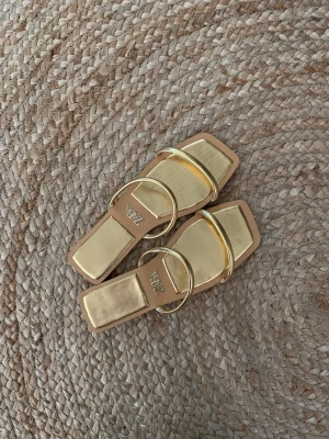 Sandaler - Jättefina sandaler! Endast använda en gång därför i nyskick. Storlek 37. Frakt tillkommer!