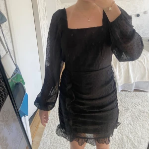 Svart kort klänning - Superfin svart klänning från vero Moda. Använts 1 gång och i strlk s, jag på bilden är 170cm. Frakt tillkommer🖤