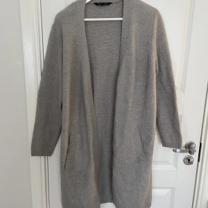 En grå kofta  - En fin grå kofta i storlek S