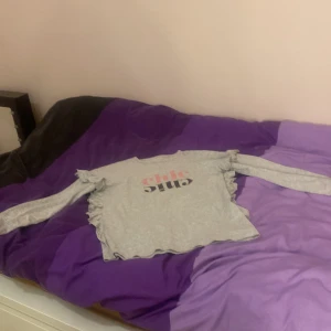 Tröja med volang  - En oanvänd tröja med volang ❤️