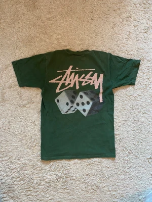 Stüssy tee (säljs inte längre på deras hemsida) - Stüssy T-Shirt i storlek S köpt direkt från deras hemsida för ca 1å år sedan. Fortfarande jätte bra skick för har knappt använt. 