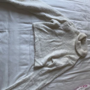 Polo magtröja - Vit polo magtröja från SHEIN, storlek S. Har använt få tal gånger 