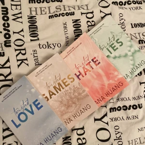 Twisted series - Säljer denna fantastiska och kända booktok serien twisted series! Själv läst hela serien och den är så himla bra!! Säljer hela settet för 150kr;) böckerna i TOP kvalitet ( org pris runt 800kr för hela setet ( en bok för 200)