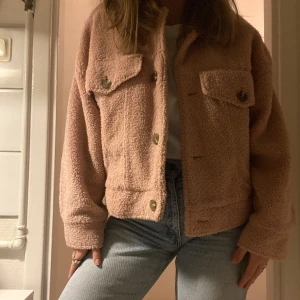 Blekrosa teddyjacka - Oversize teddyjacka från Zara i en dusty rosa, väldigt bra skick. För referens har jag vanligtvis strlk 38