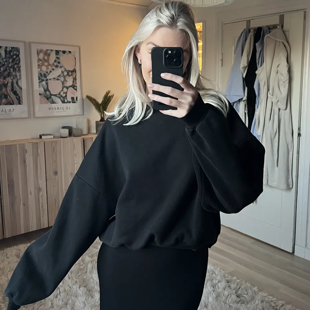 Den perfekta svarta sweatshirten från Nelly.com🖤 nypris - 350kr. Tröjor & Koftor.