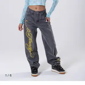 baggy jeans från ed hardy, helt oanvända och köpta för 1400, säljer pga det inte passar! är i storlek L