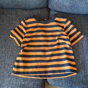 randig t-shirt - T-shirt köpt second hand och är gammal hm! Skit fin men unikt material, men den är fortfarande bekväm!