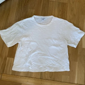 & Other Stories bomulls-tshirt - T-shirt från & Other Stories, 100% bomull, superfin och oanvänd! Storlek M.