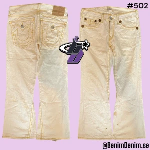 true religion jeans - vita trueys! tagen säger w33😈ytterben 100cm😈innerben 72cm😈midja rakt över😈benöppning rakt över 26cm😈 modellen är 180😈 dem har flaws, alltså fläckar:) skriv dm så får du se dem:)