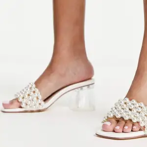 I ordered the sandals a couple of weeks ago and they were so nice but in the last minute I regretted buying it - it was suppose to be for a wedding - so now I’m selling it. I tried it on once. (ASOS) nyskick. Pris kan diskuteras.