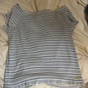 Kortärmad tröja  - en gullig blå vit kortärmad tröja, den e jätte skönt matrial och jätte fin till sommaren. Tyvärr har den en svart fläck på ryggen men syns ej så tydligt, säljer pga den är för liten.❤️