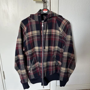 Tres Bien jacka - Säljer nu min Tres Bien jacka som är i väldigt bra skick,använd 10-15 gånger men efter den har den bara hängt i garderoben då den inte var riktigt min stil. Perfekt till våren.