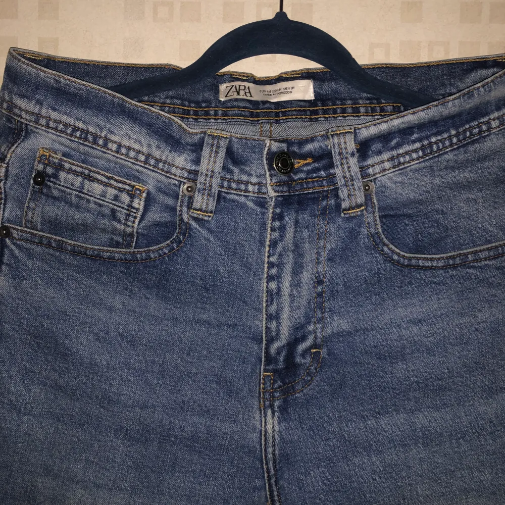 Zara jeans i perfekt skick. Materialet är 99% bomull och 1%  elastan. Storlek EUR 40 USA 31 MEX 31. . Jeans & Byxor.