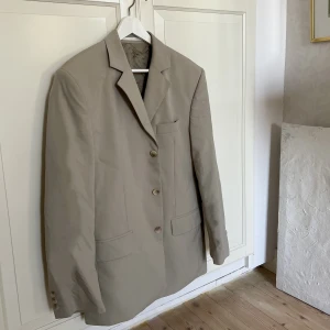 Beige kavaj - Oversized beige kavaj från Madison Avenue, med axelvaddar🥰 