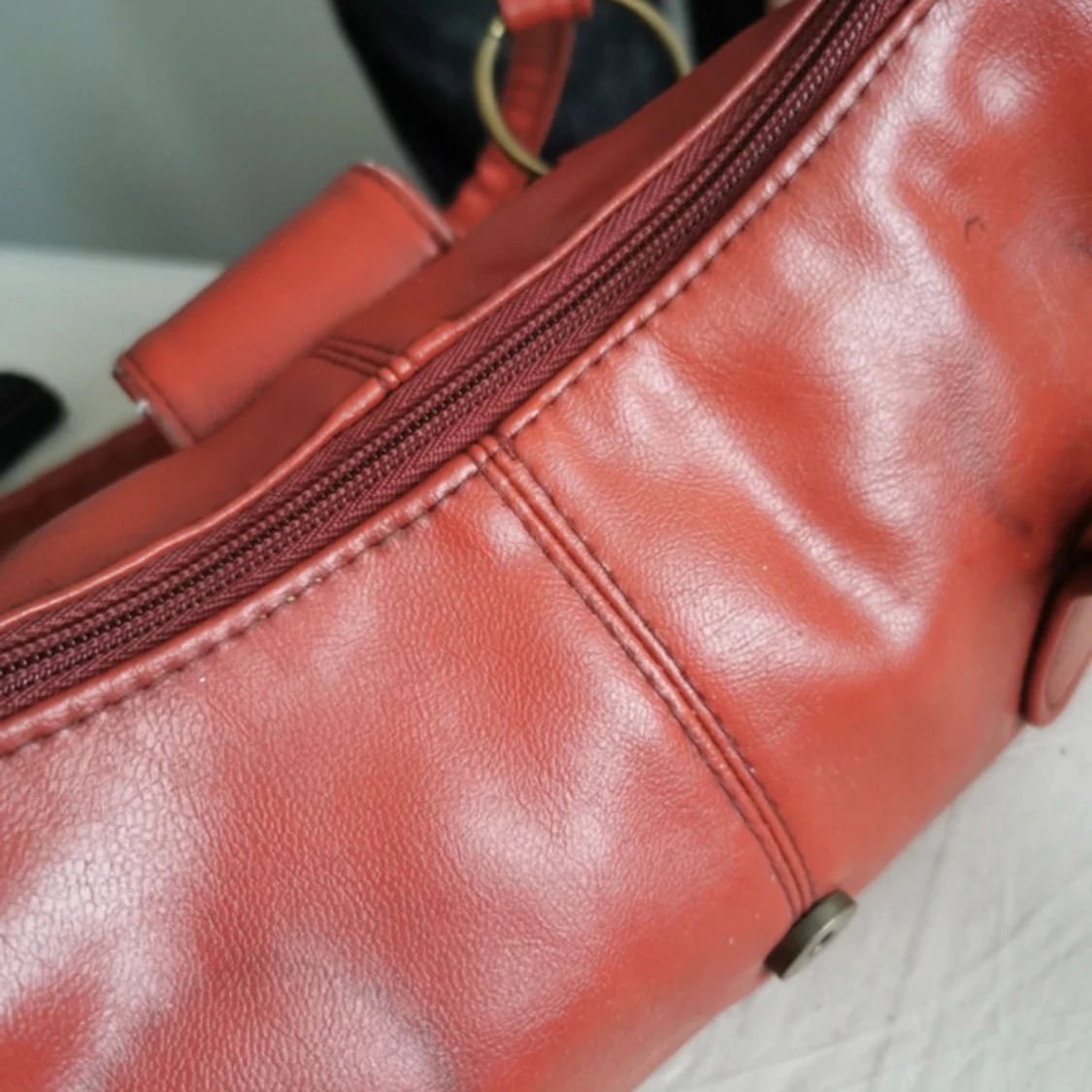 Röd handväska med gulddetaljer - 91