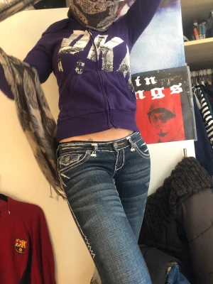 Rhinesone zip up - Lila zip up hoodie. Märket är DKNY med tryck på och rhinestones/bling bling🤘 Bara bra skick, Storlek XS/S :)