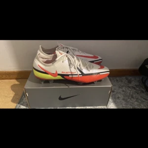 Nike phantom GT 2 Elite FG Motivation  - Säljer ett par fotbollsskor som bara är använda 2 ggr och är nästan i nyskick. Köpta för 2379 kr Storlek 45 Storlek 45 
