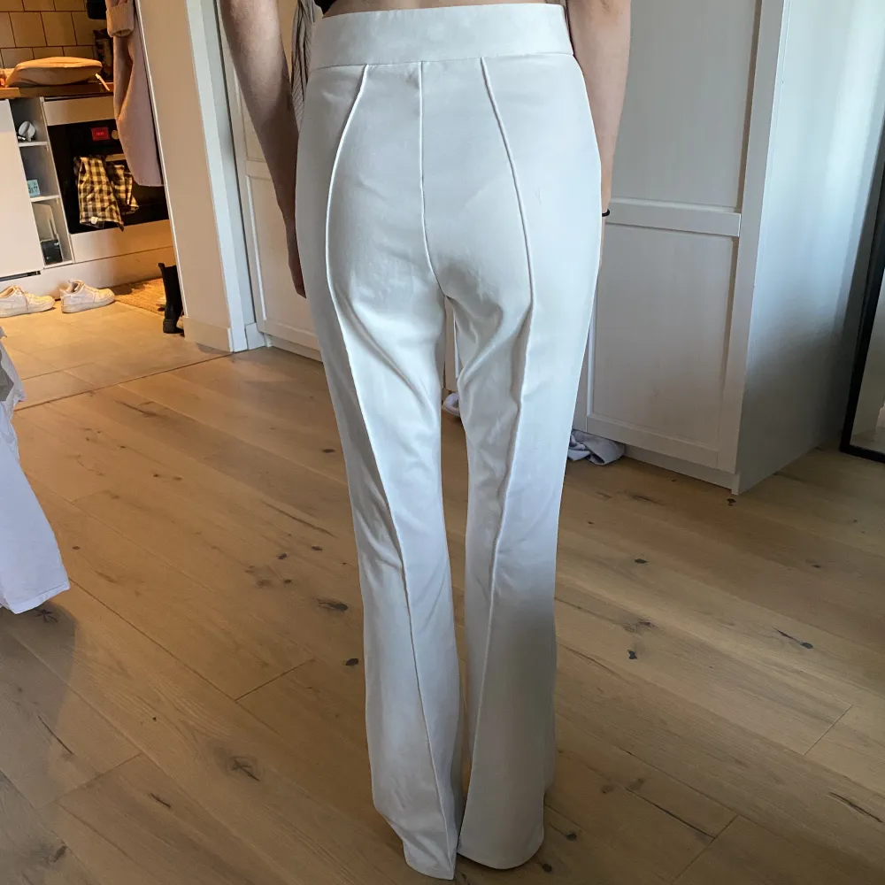 Vita kostymbyxor, som nytt skick. Jeans & Byxor.