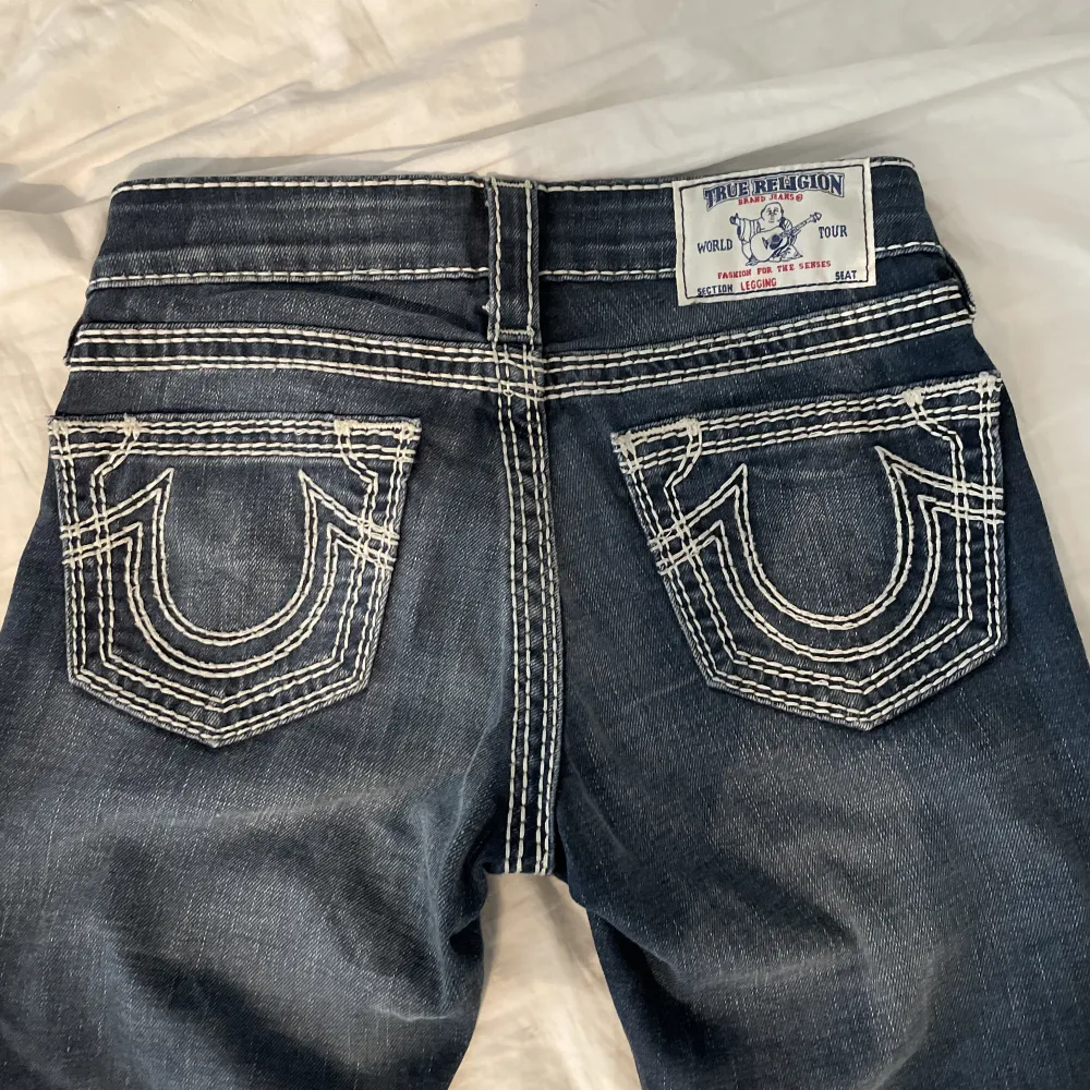 Säljer mina true religion jeans som är köpte på plick. Säljer pågrund av att dom är för små, kom privat för frågor eller fler bilder. Inget hål eller smuts. Pris kan diskuteras!!💞. Jeans & Byxor.