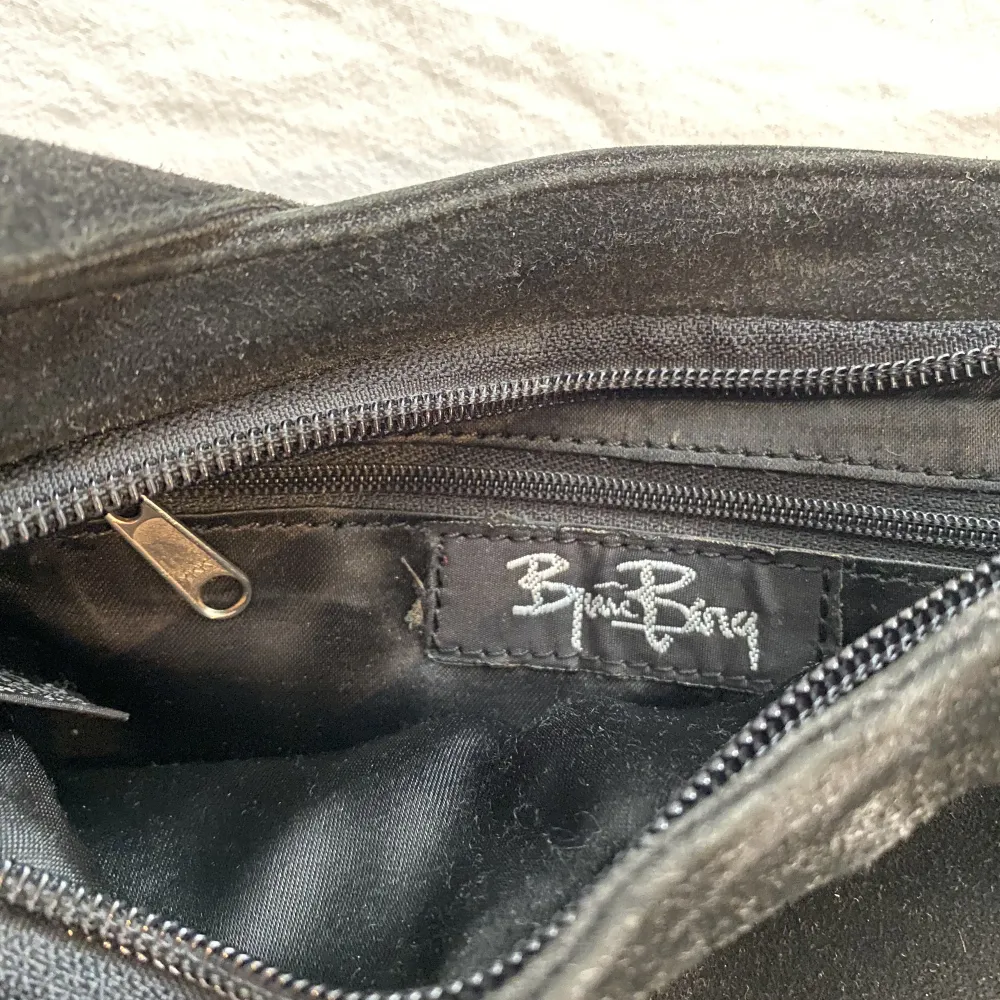 Jättesöt handväska i äkta läder, tror det är en gammal Björn Borg väska men inte helt säker, köpt på loppis för flera år sedan ❣️ . Väskor.