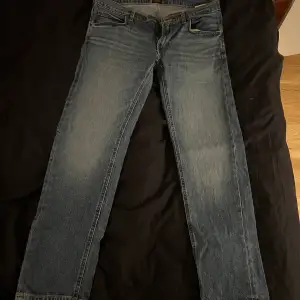 Lee jeans, raka i modellen men inte vida Strl W33 L32, fint skick, sitter bra Nypris 999kr, pris 400kr