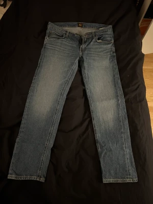 Lee jeans - Lee jeans, raka i modellen men inte vida Strl W33 L32, fint skick, sitter bra Nypris 999kr, pris 400kr