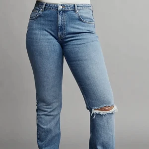 Jeans  - Midwaist Jeans från Gina, köpta ett tag sen men har inte använt dom. Helt ny skick, skriv gärna om du är intresserad❤️❤️