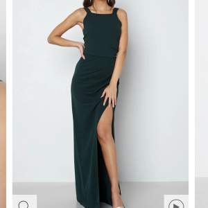 Säljer denna mörkgröna balklänning i storlek S ifrån Bubbelroom som endast är använd en gång. Köpt för 799kr  Skriv privat för fler bilder💕