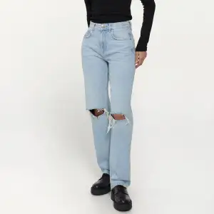 Snygga jeans i modellen 90S HIGH WAIST från Gina i storlek 34, köpt för 599. Hör av dig om du vill ha fler bilder på byxorna💕