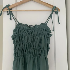 Grön topp - Grön topp från zara men knytdetalj vid axlarna  Köpren betalar frakten 