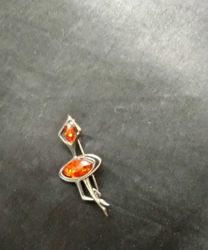Brosch bärnsten  - Världens sötaste brosch i form av en ballerina av bärnsten! Cirka 3 cm lång.