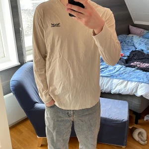 Levis - Säljer min Levis tröja. Knappt använd. Ny pris 400 kr. Herr storlek M.