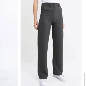 Gråa kostymbyxor - Högmidjade gråa kostymbyxor från madlady. Använd endast ett fårtal gånger då de blivit för små! Ord pris 649kr och säljer nu för 300kr