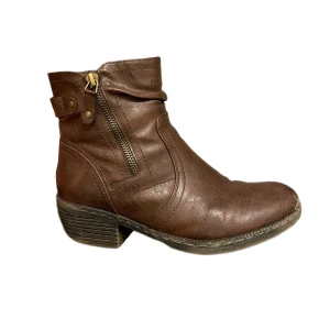 Kängor  - Superfina knappt använda läderkängor. De har dragkedja och fluff på insidan. 