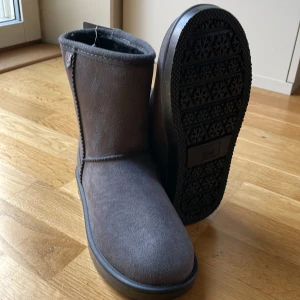 Stövlar  - Allväders stövlar som är vatten avisande och fodrade. Bra för stallet eller stan. 