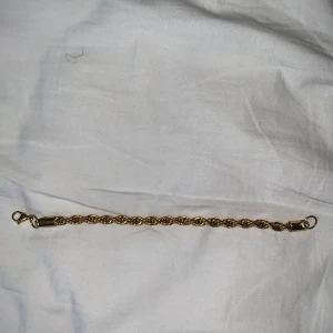 Guld Cordell armband - GULD CORDELL ARMBAND  18k guldplaterat Cordell armband som är svin snyggt! Känns som hel guld och väger bra😍 armbandet är 19cm långt.  Köparen står för frakten! Billigare vid snabb affär