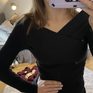 Svart tröja - Snygg svart ribstickad tröja från bikbok. Helt oanvänd, endast testad. 