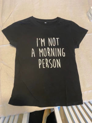 Tshirt - Svart tshirt i Stl M, passar även til S