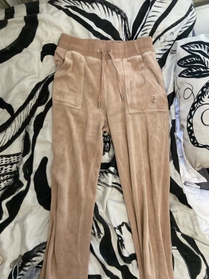Juicy couture byxor warm taupe🥂 - Knappen på ena sidan vid fickorna där bak på byxorna har knappen gått sönder så de finns inget sån knapp men annars e de väldigt fint skick..Som ni ser på bilderna om knappen..🤎 Nypris:typ 1000kr mitt pris=355+frakt pågrund av att fickorna där bak osv…