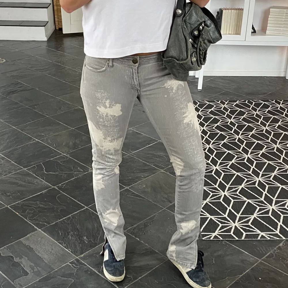 Säljer mina lågmidjade Maje jeans med snyggt mönster och dragkedja nedtill. Jeansen är i storlek 29 men sitter som ett par XS/S. Supersnygga detaljer som passar perfekt nu till sommaren.💘 Nypris: ca 2300kr. Jeans & Byxor.